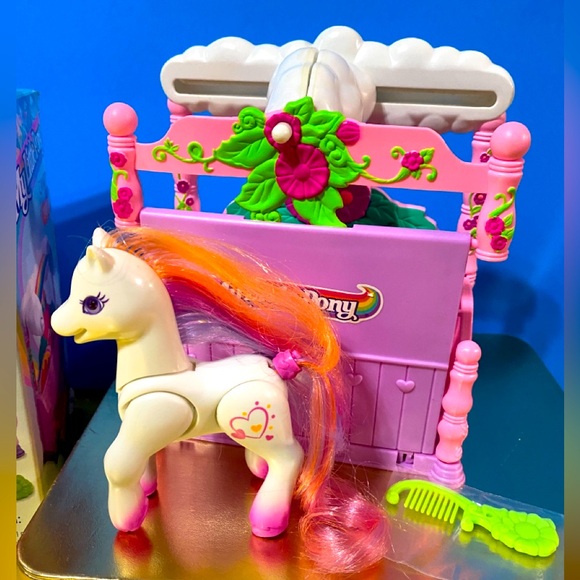 MY LITTLE PONY G2 VINTAGE 1997 CANOPY BED WITH LIGHT HEART PONY MAGIC PLAYSET - Picture 4 of 16